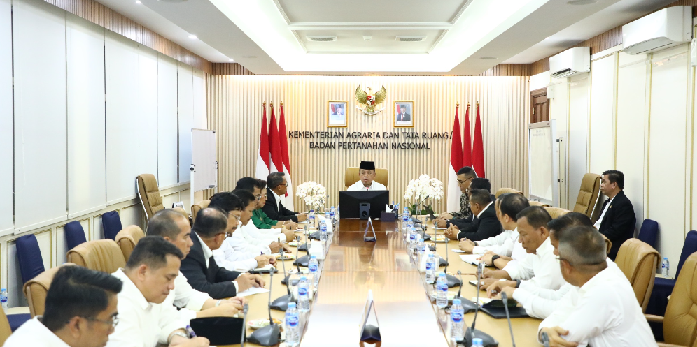 Nusron Wahid didampingi Wakil Menteri ATR/Wakil Kepala BPN, Ossy Dermawan memberikan pengarahan secara langsung kepada 15 Kepala Kantor Wilayah BPN Provinsi yang baru dilantik.