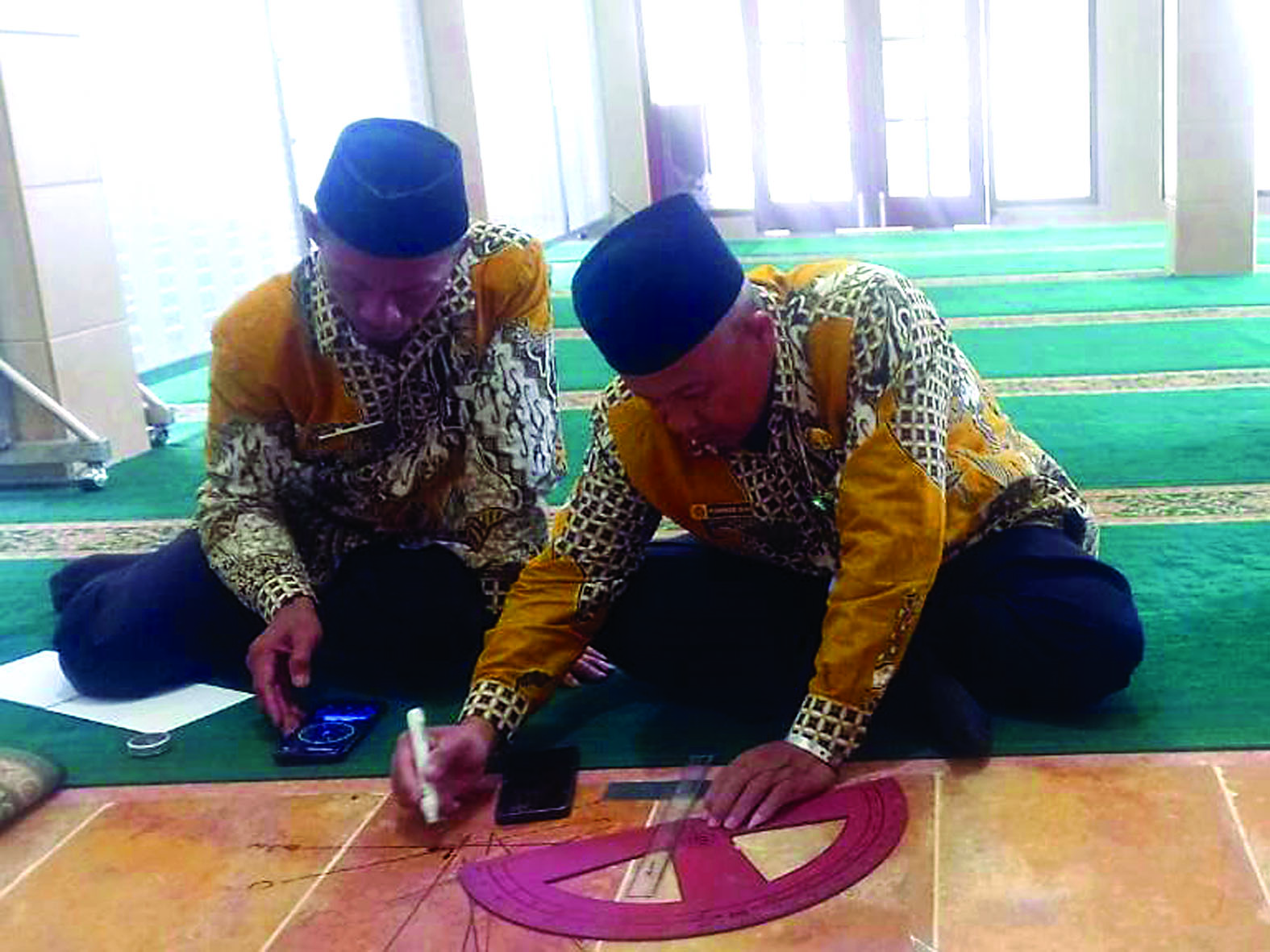 LURUS KIBLAT: Tim ahli sedang mengukur arah kiblat salah satu masjid di Kota Blitar.