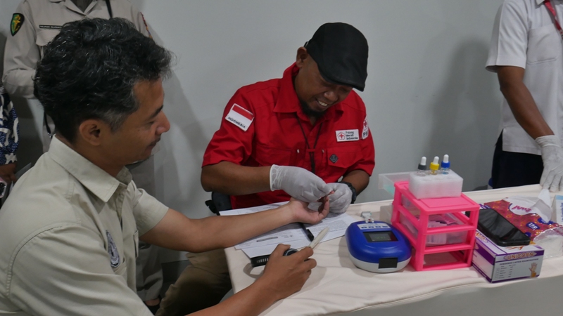 PMI Kota Blitar memeriksa kesehatan calon pendonor sebelum mendonorkan darah di Hotel Santika, Selasa (21/1/2025).