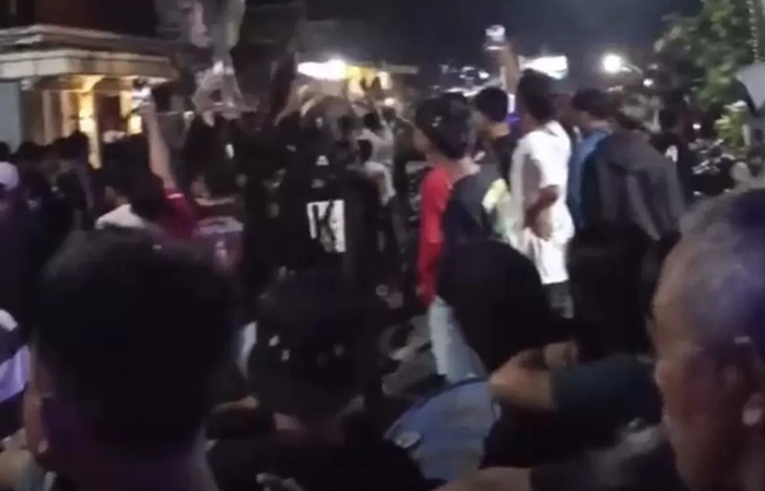 BIKIN ULAH: Tangkapan layar video netizen saat pesilat meluruh Polsek Watulimo pada Senin (20/1) malam.