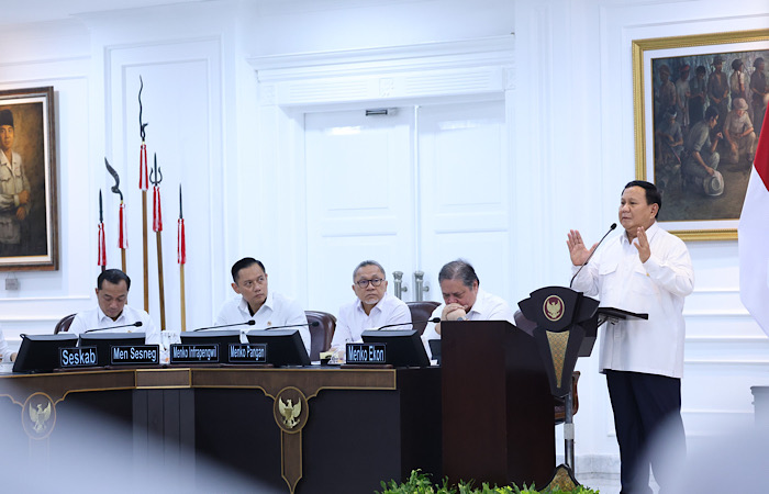 BERI WEJANGAN: Prabowo dalam sidang kabinet yang digelar di kantor Presiden, kompleks Istana, Jakarta, Rabu (22/1).