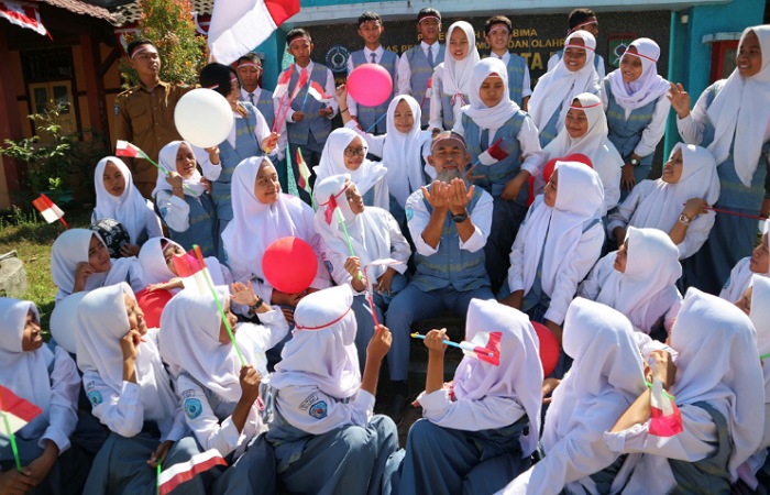 Potret siswa Sekolah Menengah Atas yang sedang berkumpul