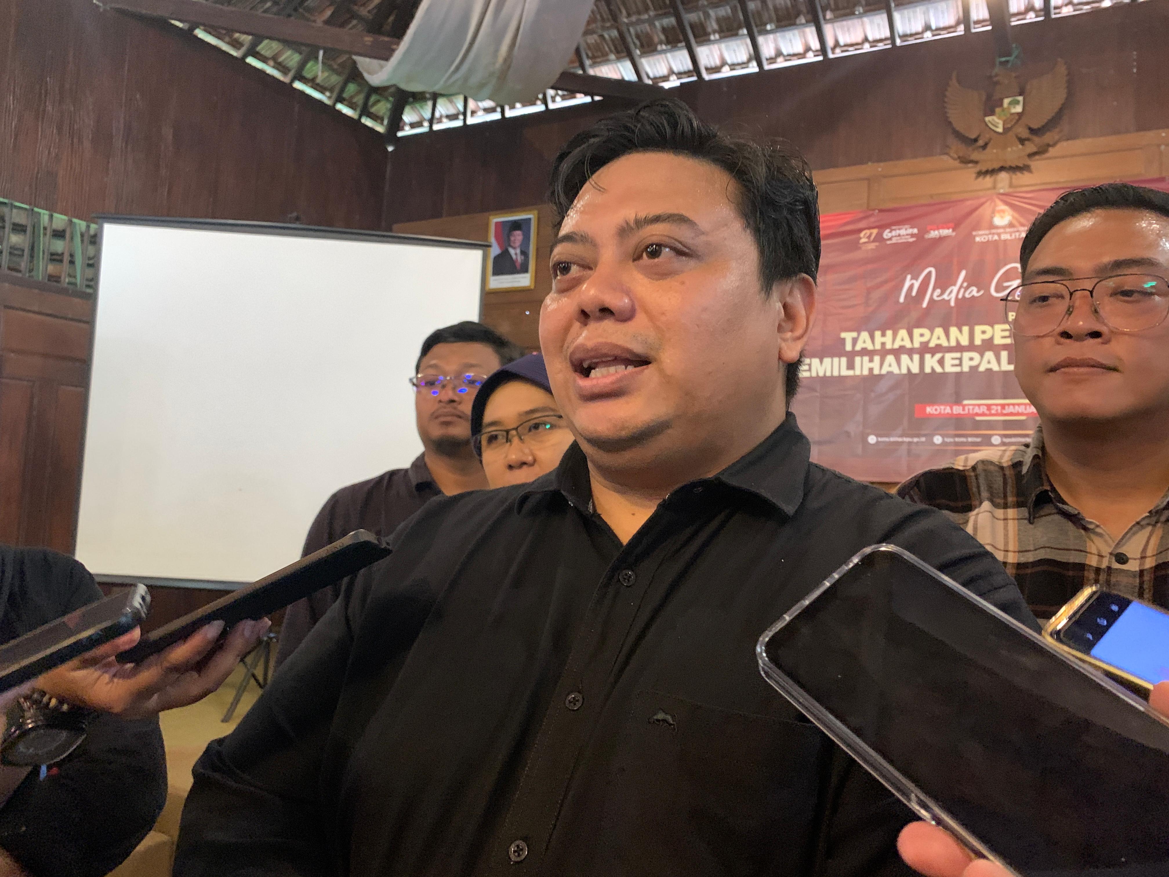 Komisioner KPU Kota Blitar Divisi Hukum, Abdul Aziz Al Kaharudin memberikan keterangan kepada awak media terkait perkembangan sidang sengketa gugatan Pilwali Kota Blitar 2024.