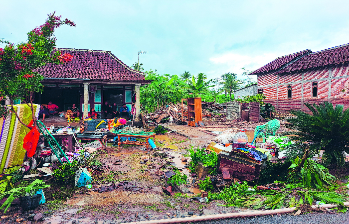 TERBENGKALAI: Kondisi rumah terdampak bencana banjir di Desa Sambigede, Kecamatan Binangun,  Kabupaten Blitar, November tahun 2024.