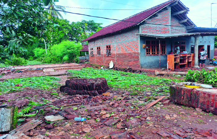 TERBENGKALAI: Kondisi rumah terdampak bencana banjir di Desa Sambigede, Kecamatan Binangun, November 2024.