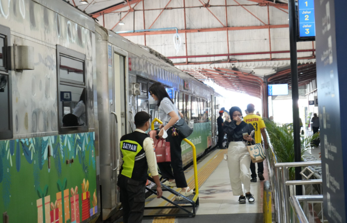 NYAMAN: Penumpang ketika memanfaatkan layanan kereta api di Stasiun Blitar, Selasa (22/1).