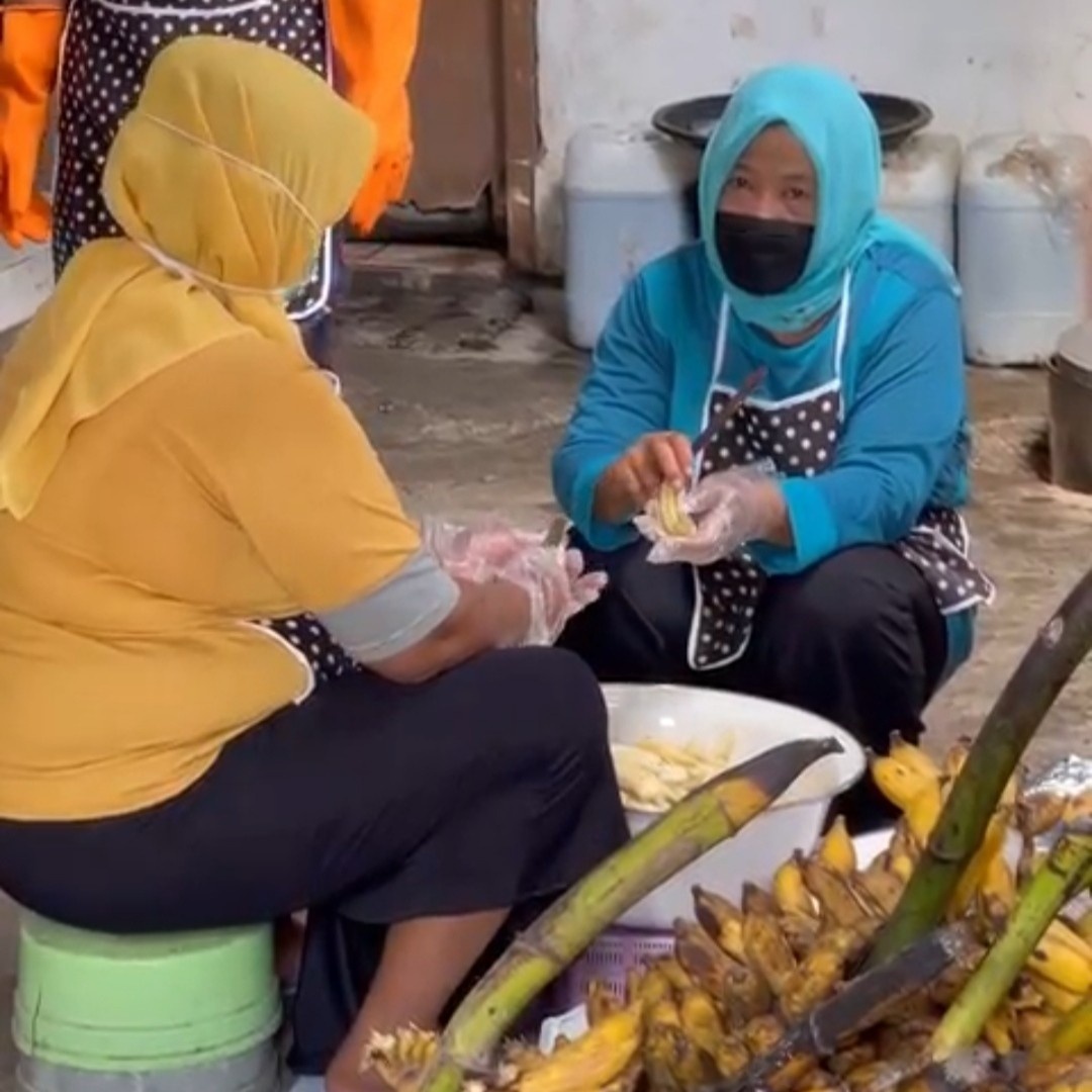 BUTUH DUKUNGAN: Anggota Poktan Tumpang Sewu manfaatkan potensi alam untuk produksi keripik buah.