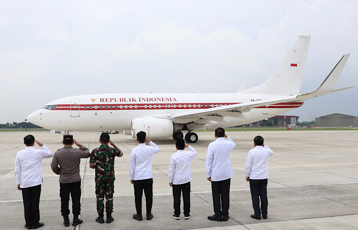SEMOGA LANCAR: Presiden Prabowo sampaikan sebelum take off menuju India di Lanud Halim Perdana Kusuma, Jakarta, Kamis (23/1) sore.