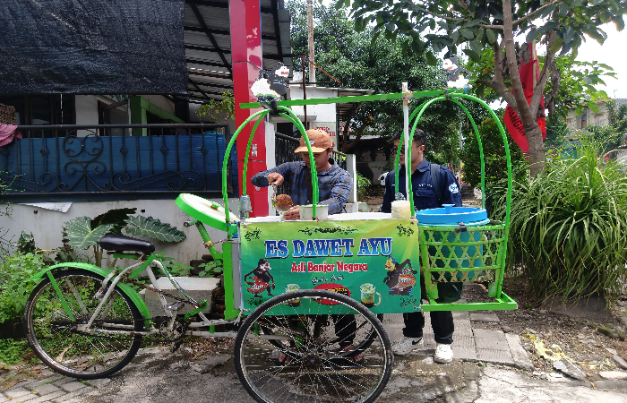 LARIS: Tampak es Dawet Ayu di Blitar yang berkeliling di pusat kota untuk mengais rezeki.