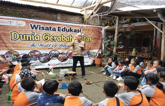 PELOPOR: Wisata edukasi di Kampung Gerabah, Desa Plumpangrejo, Kecamatan Kademangan, Kabupaten Blitar.