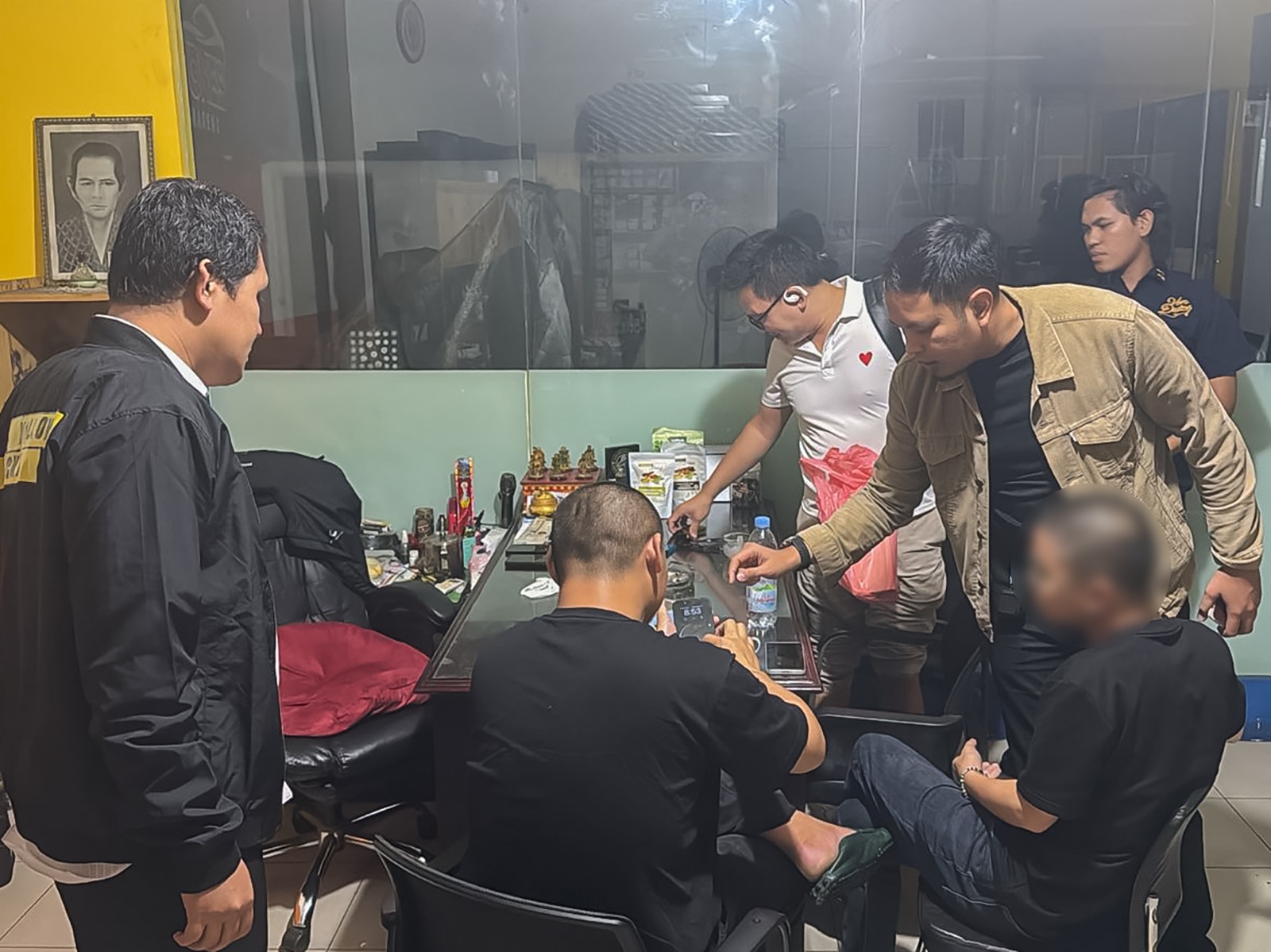 MERESAHKAN: Petugas Imigrasi mengamankan dua WNA asal Tiongkok yang diduga menyebarkan konten hoaks, Kamis (23/1/2025).