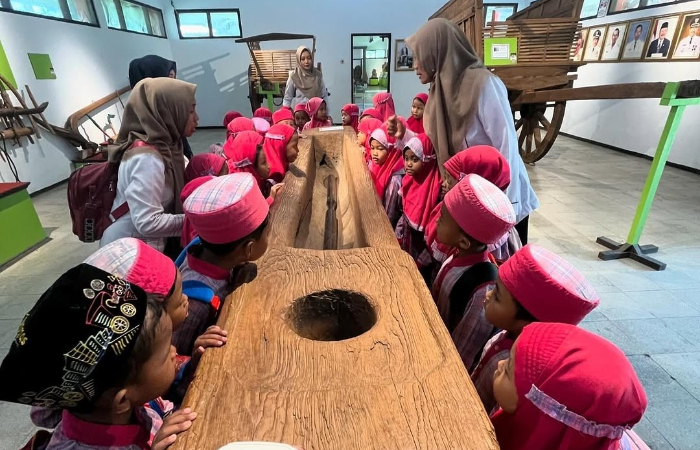 BELAJAR SEJARAH: Tingkat kunjungan Museum Penataran Blitar mengalami kenaikan pengunjung di tahun 2024.