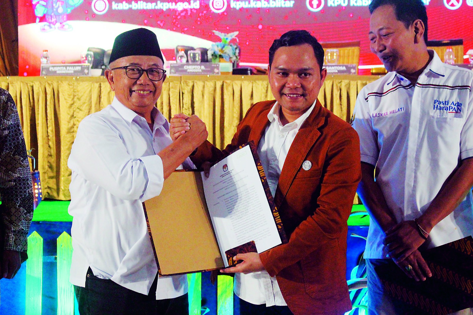 SAH: Bupati Blitar terpilih Rijanto, menerima surat keputusan KPU atas penetapannya menjadi Bupati Blitar, beberapa waktu yang lalu.