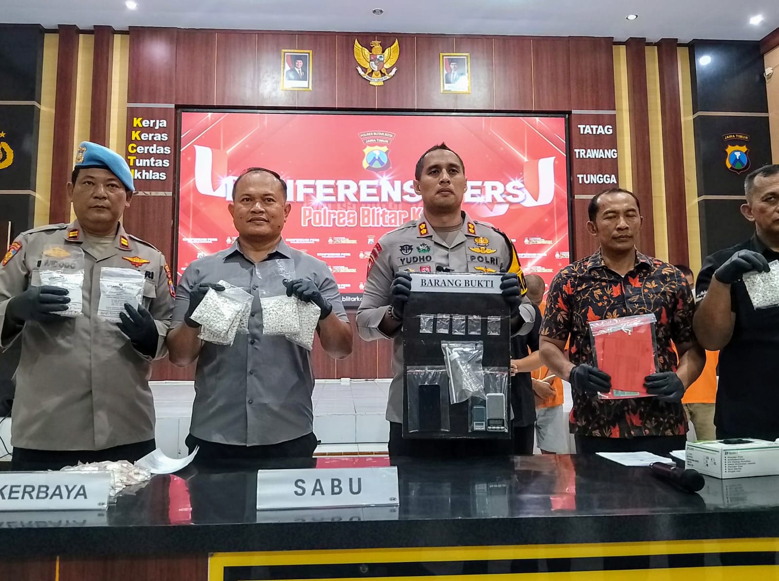RUSAK GENERASI MUDA: Polisi membeberkan sejumlah barang bukti yang disita dari tersangka peredaran narkotika, Jumat (24/1/2024).