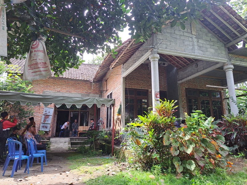 BERDUKA: Suasana rumah duka korban pembunuhan dalam koper di Desa Sidodadi, Kecamatan Garum, Kabupaten Blitar, Jumat (24/1/2025).