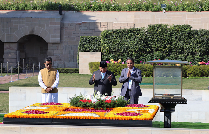 TOKOH: Presiden Prabowo Subianto memberikan penghormatan kepada Bapak Bangsa India Mahatma Gandhi di makam Rajghat Memorial, New Delh, Sabtu (25/1).