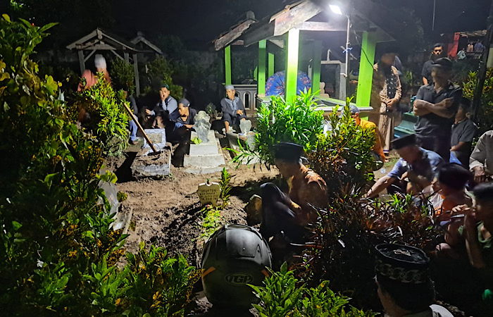 SEMOGA TENANG: Jenazah Uswatun Khasanah, 29, korban mutilasi yang jasadnya ditemukan dalam koper di Kabupaten Ngawi, sudah dimakamkan di Desa Sidodadi, Garum, Blitar, Jumat (24/1) malam.