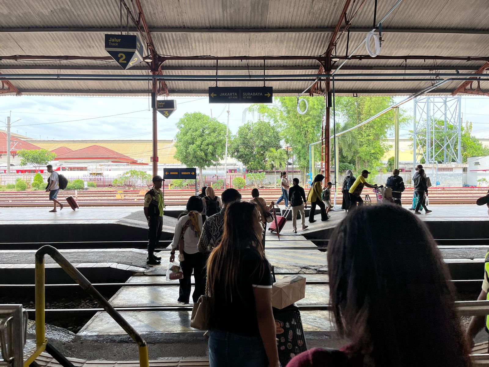 TERDAMPAK: Sejumlah penumpan menunggu kedatangan KA di Stasiun Madiun, Sabtu (25/1/2025).