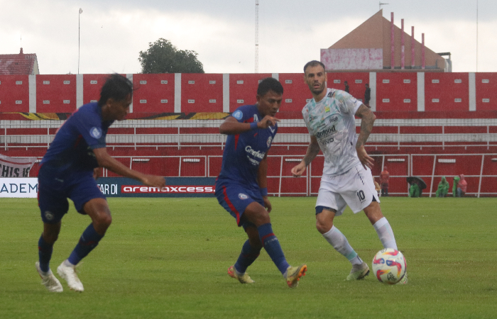 SERU: Laga antara Arema FC lawan Persib Bandung dilanjutan Liga 1 berakhir dengan skor 1-3, di Stadion Soeprijadi  Kota Blitar, Jumat (25/1).