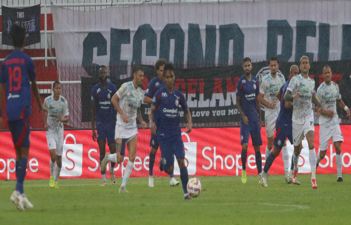 Laga Arema  FC lawan Persib Bandung dilanjutan Liga 1 dengan hasil 1-3 ,  di Stadion Soeprijadi, Kota Blitar, Jumat (25/1).