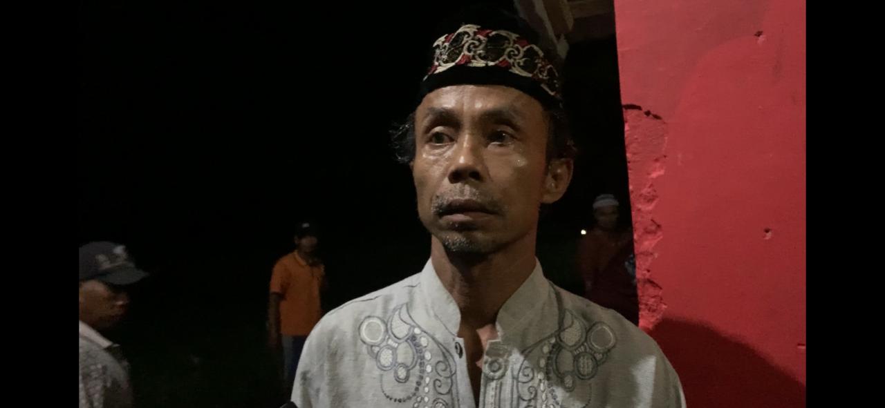 BERDUKA: Ayah kandung korban mutilasi, Nurkhalim menyampaikan keterangan kepada awak media usai pemakaman, Jumat (24/1/2025).