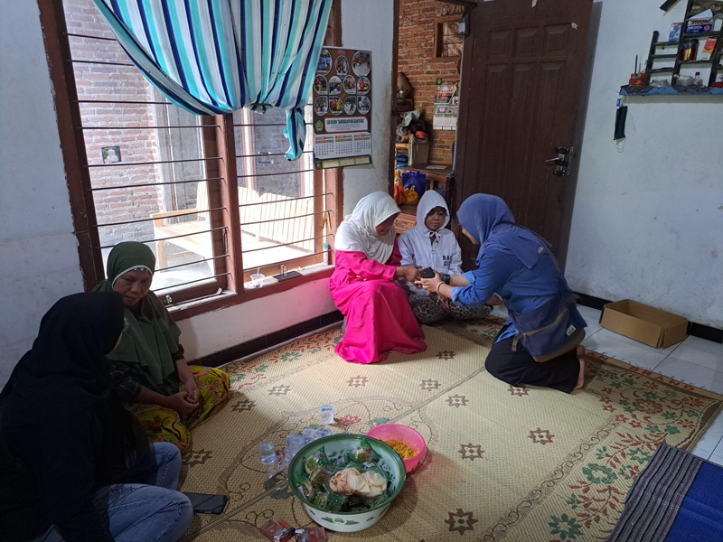 DIHUKUM SEADIL-ADILNYA: Suasana rumah duka keluarga korban mutilasi Uswatun Khasanah di Desa Sidodai, Kecamatan Garum, Kabupaten Blitar, Minggu (26/1/2025).