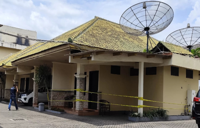 SADIS: Polisi memasang garis polisi di hotel Adisurya yang diduga menjadi tempat pelaku mengeksekusi Uswatun Khasanah.
