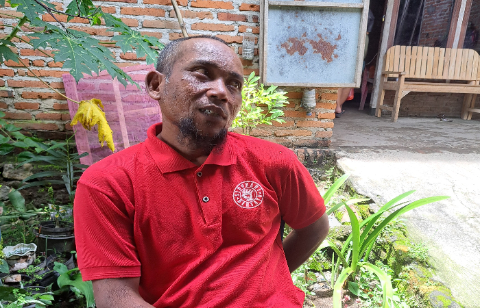 MENGENANG: Ayah tiri korban, Hendi Suprapto, menceritakan kepribadian sang anak, saat ditemui Minggu (26/1).
