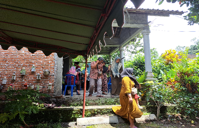 DIBERI KESABARAN: Duka masih menyelimuti dari rumah keluarga Uswatun Khasanah yang berada di Desa Sidodadi, Kecamatan Garum, Kabupaten Blitar, Minggu (26/1).