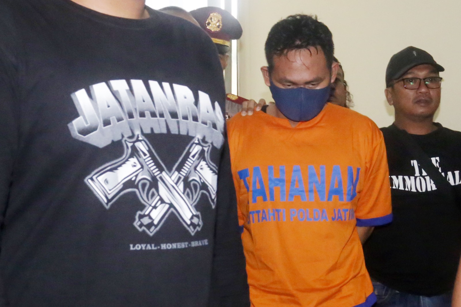 SAKIT HATI: Tersangka mutilasi Rohmad Tri Hartanto digiring petugas menuju ruang rilis Polda Jatim, Senin (27/1/2025).