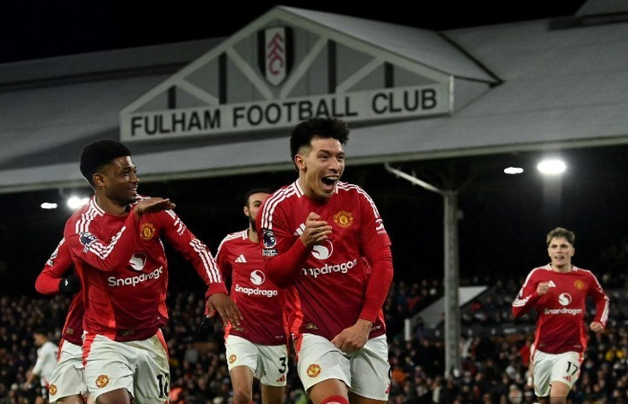 GOAL: Selebrasi Lisandro Martinez setelah mencetak goal ke Gawang Fulham Senin (27/1) dini hari.