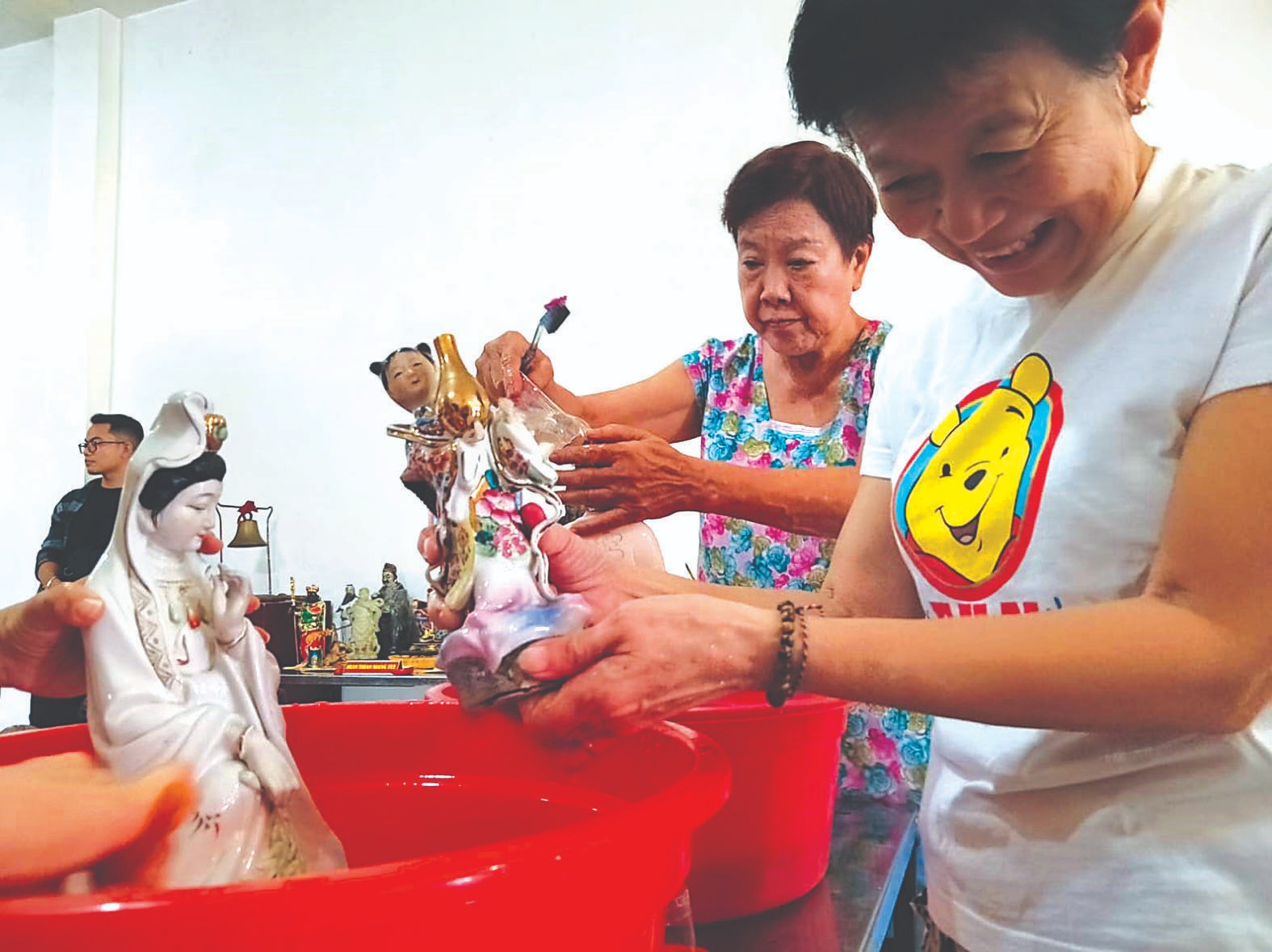 PENUH MAKNA: Anggota Kelenteng Poo An Kiong, Kota Blitar, saat ritual memandikan Kiem Sien, pada Minggu (26/1).