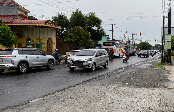 ANTRE: Tampak kendaraan sedang melintas di simpang empat Kalipucung, Sanankulon, Kabupaten Blitar, Senin (27/1).