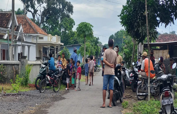 TEGA: Warga melihat TKP pembunuhan anak terhadap ayah kandung di Desa Mojosari, Kecamatan Puger, Kabupaten Jember, Senin (27/1/2025).   &nbsp;