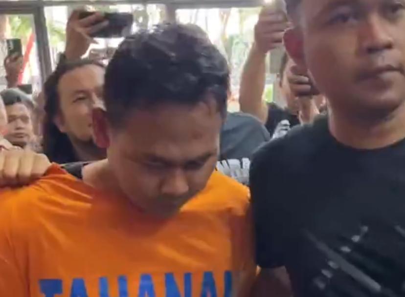 KEJI: Tersangka A digiring petugas menuju ruang rilis Polda Jatim, Senin (27/1/2025).