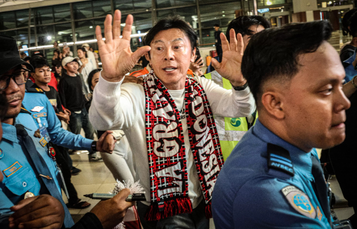 SUKSES: Mantan Pelatih Timnas Indonesia Shin Tae-Yong menyapa suporter di Terminal 3, Bandara Soekarno-Hatta, Tangerang, Banten.