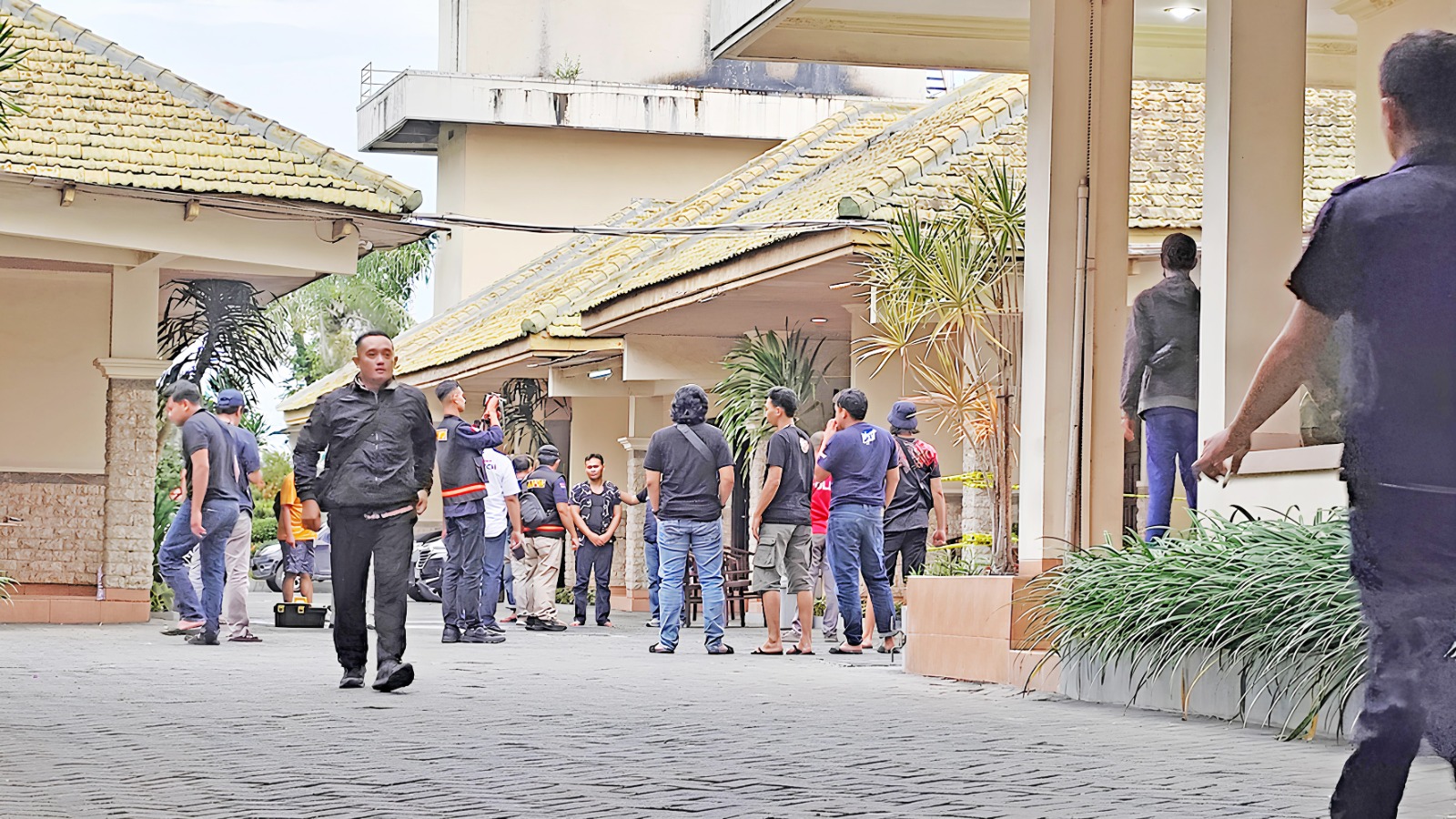 PRA-REKONSTRUKSI: RH alias Anto, 30, digelandang tim Polda Jatim saat olah tempat kejadian perkara di Hotel Adi Surya Jl Mayor Bismo Kota Kediri, Minggu (26/1) sore.