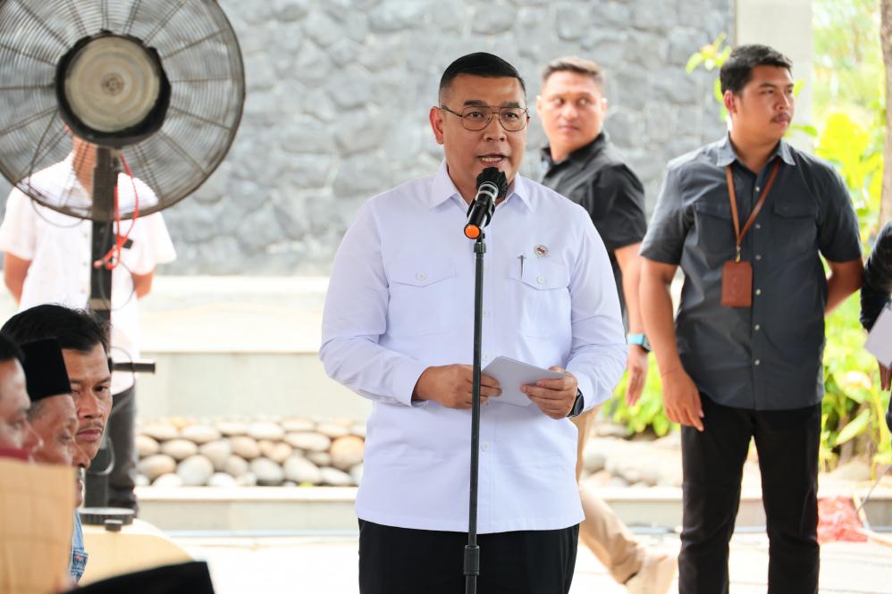 Ossy Dermawan dalam kegiatan penyerahan sertipikat kepada masyarakat, yang berlangsung di Bendungan Kairan, Kabupaten Lebak, Provinsi Banten, Jumat (10/01/2025).