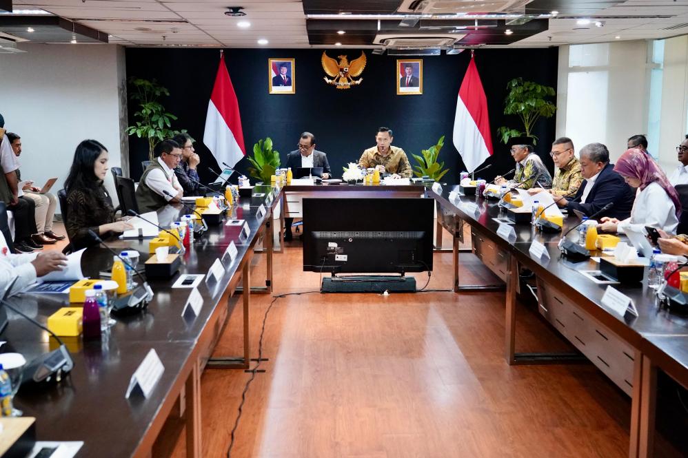 Wakil Menteri ATR/Wakil Kepala BPN, Ossy Dermawan dalam Rapat Koordinasi yang diadakan pada Selasa (14/01/2025) di Kantor Kementerian Koordinator Bidang Infrastruktur dan Pembangunan Kewilayahan.