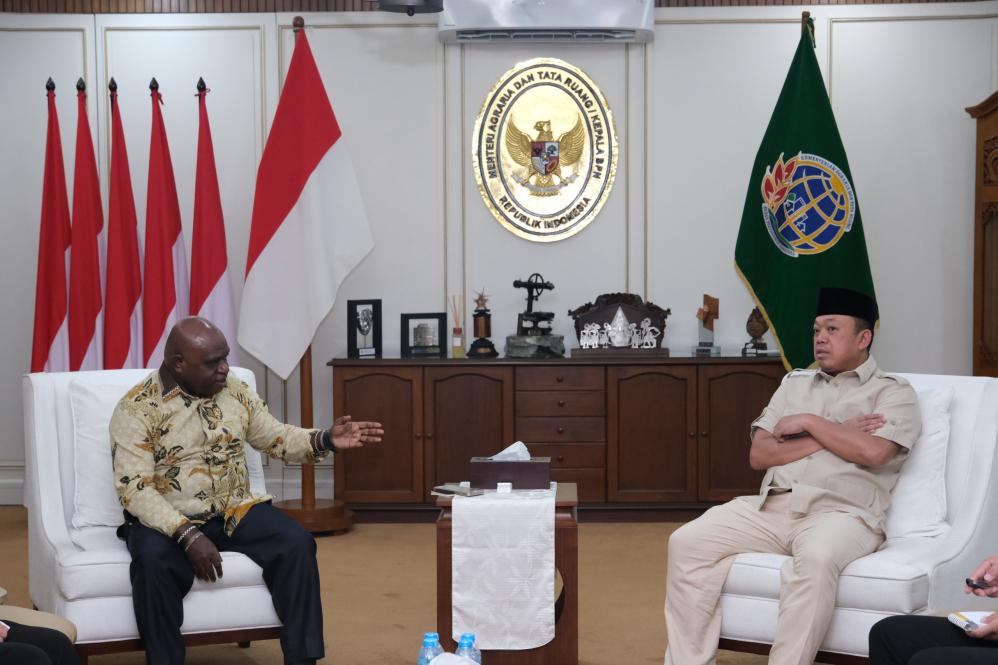 Menteri ATR/Kepala BPN, Nusron Wahid, saat bertemu Menteri HAM, Natalius Pigai ini berlangsung di Ruang Kerja Menteri ATR/Kepala BPN pada Rabu (15/01/2025).