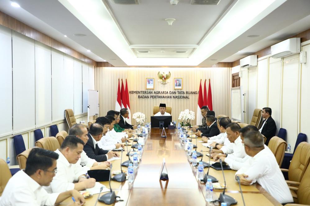 Menteri Agraria dan Tata Ruang/Kepala Badan Pertanahan Nasional (ATR/BPN), Nusron Wahid didampingi Wakil Menteri ATR/Wakil Kepala BPN, Ossy Dermawan di Ruang Rapat Menteri pada Senin (20/05/2025)