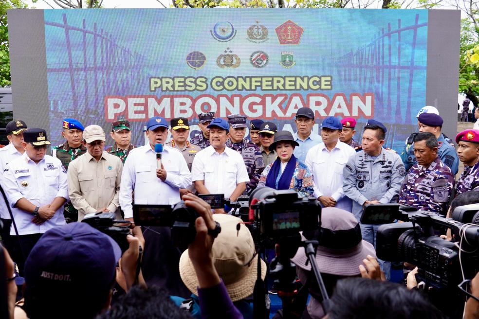 Menteri ATR/Kepala BPN, Nusron Wahid, seusai meninjau pencabutan pagar laut di Tanjung Pasir, Kabupaten Tangerang, Rabu (22/01/2025).