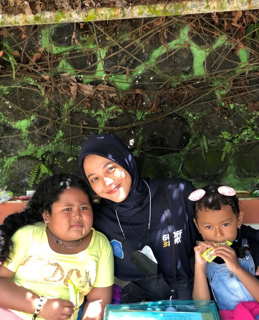 Rani bersama anak-anak saat menjadi relawan bencana alam