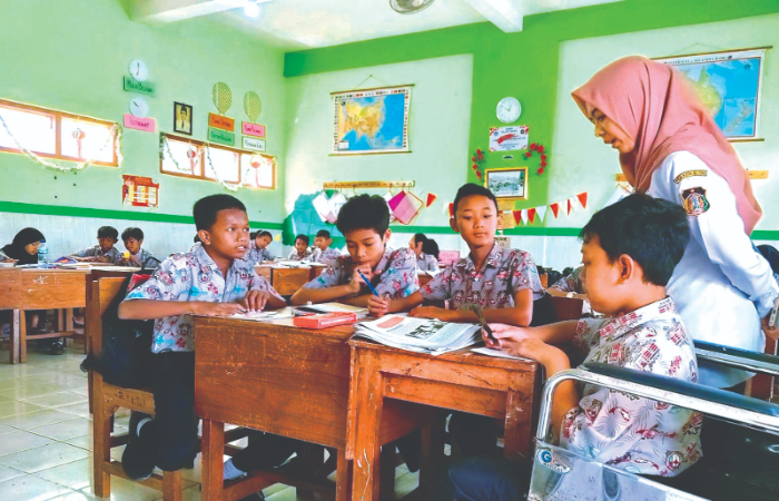GIAT: Salah satu guru tampak sedang memberikan pelajaran di salah satu kelas di SDN 2 Bendogerit, Kota Blitar.