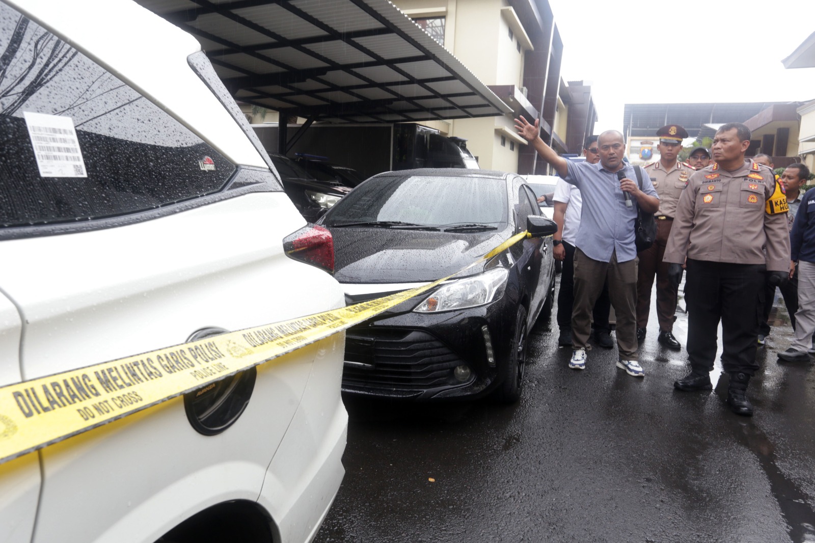 JADI BUKTI: Polisi menunjukkan mobil milik korban dan tersangka mutilasi di Polda Jatim, Senin (27/1/2025).