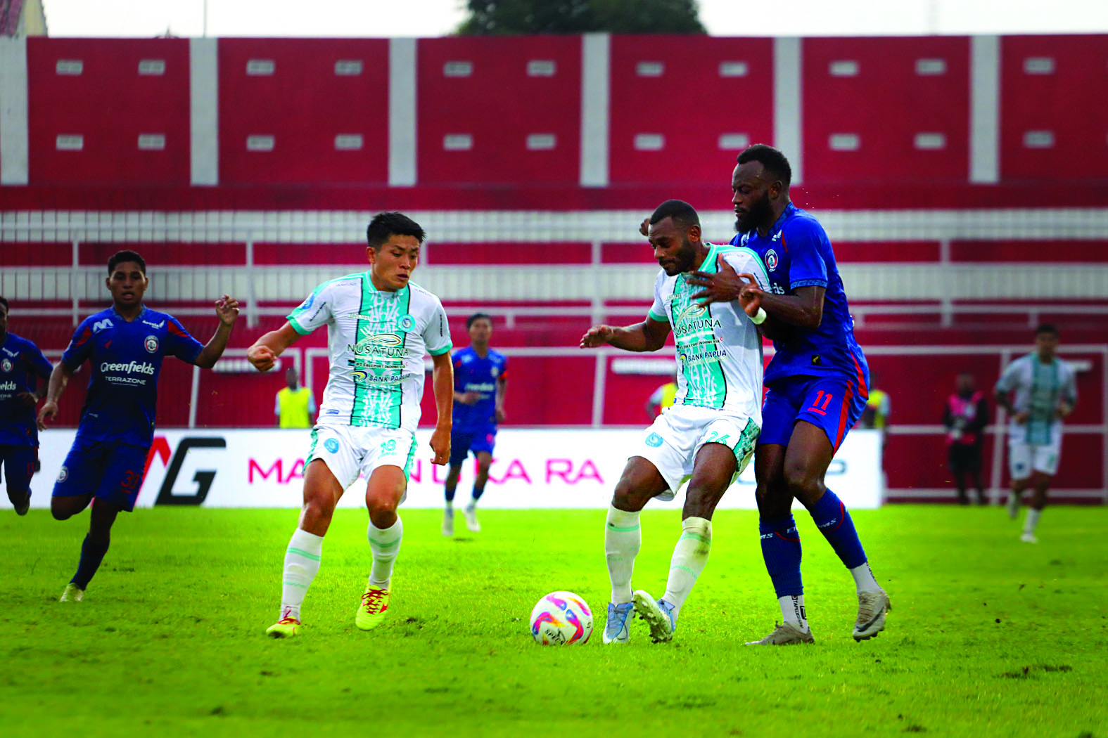 KETAT: Arema FC saat melawan PSBS Biak beberapa waktu lalu di Stadion Soeprijadi Kota Blitar.