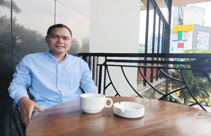 MANFAATKAN WAKTU: Ketua KPU Kabupaten Blitar, Sugino, kini bisa membagi waktu pada usaha konveksi dimilkinya usai tahapan Pilkada yang hampir rampung.