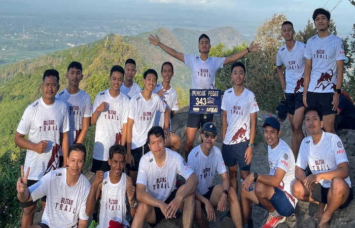 AJANG KUMPUL: Anggota Pegat Academy foto bersama di puncak Gunung Pegat Blitar.