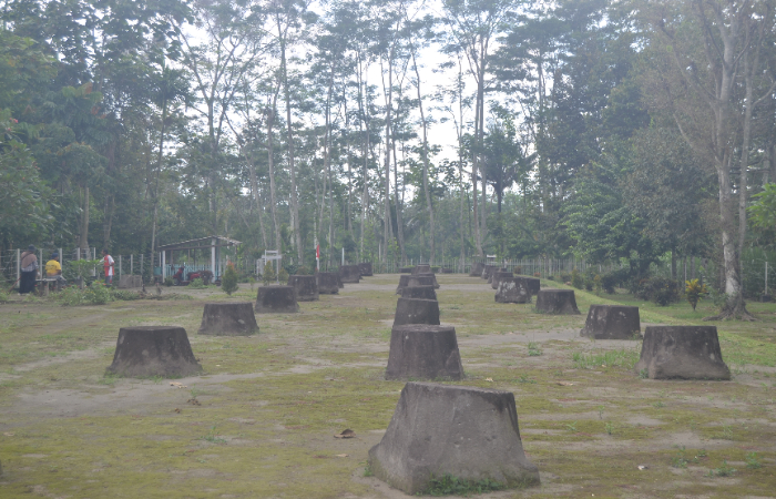 TERAWAT: Barisan umpak Situs Balekambang yang ada di Desa Modangan, Kecamatan Nglegok, Kabupaten Blitar.