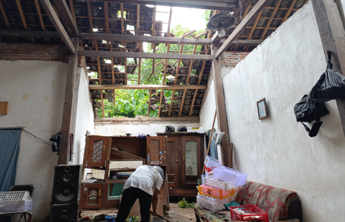 RUNTUH: Rumah milik Ramaji, 60, warga Kelurahan Blitar, Kecamatan Sukorejo, Kota Blitar, rusak parah setelah tertimpa pohon durian, Kamis (30/1).